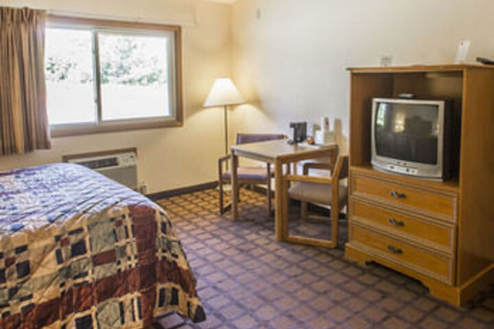 Econo Lodge Inn & Suites