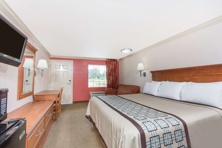 Room 5 of 16
