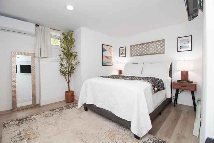 Exceptional & Central Garden Suite, Top Amenities & Care!
