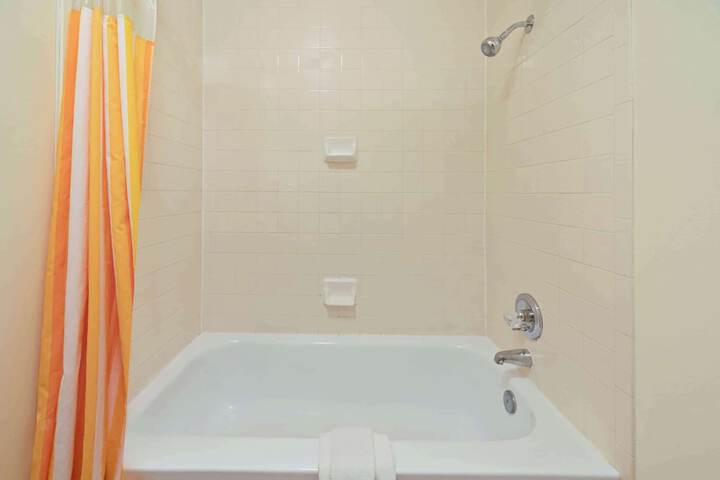 Room 17 of 28