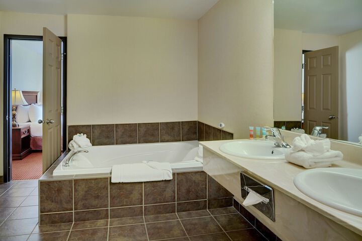Pomeroy Inn & Suites Hotel Dawson Creek