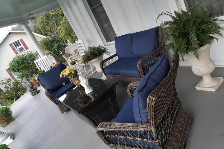 Cozy Turret Room at Nottingham Place in Wise with Plush Queen Bed Private Detached Full Bath