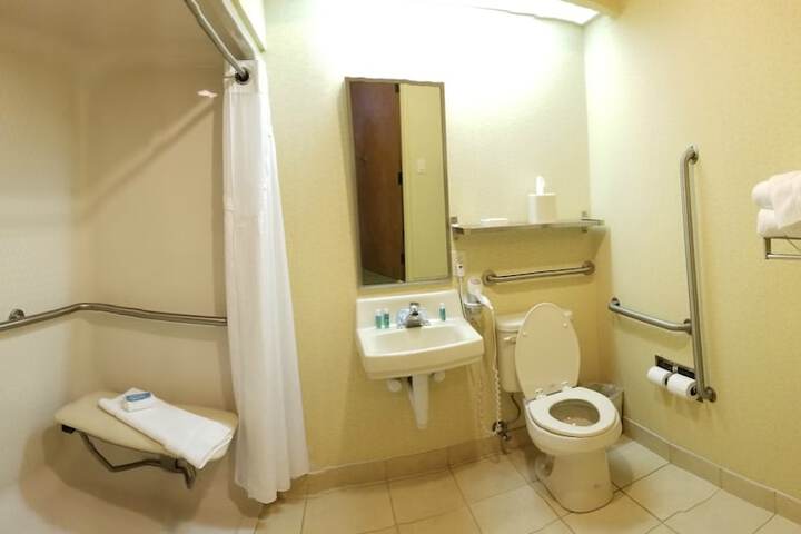 Room 11 of 33