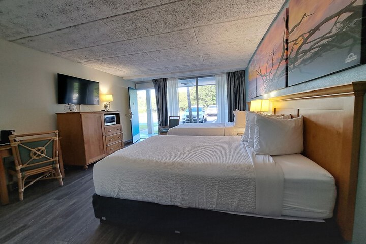 Days Inn & Suites by Wyndham Jekyll Island