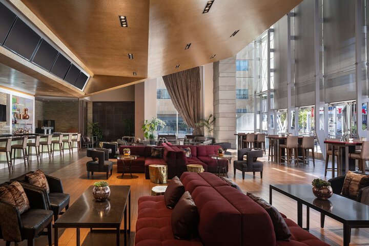 Lounge 77 of 102