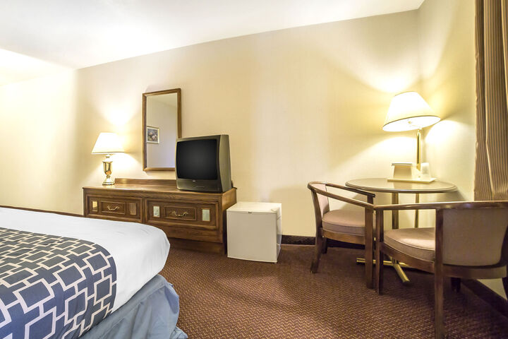 Econo Lodge Inn & Suites