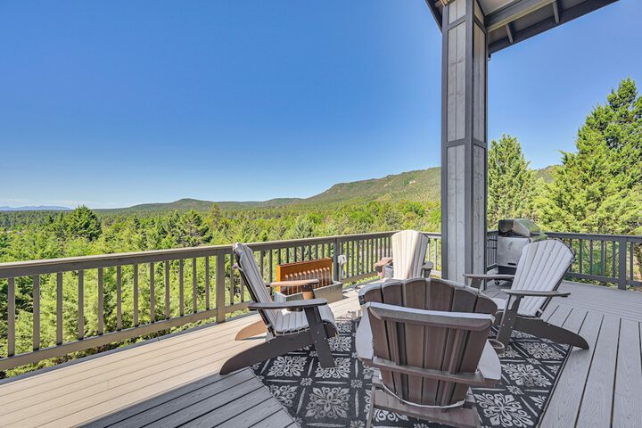 Views & Hot Tub: pineberry Modern Luxury Home