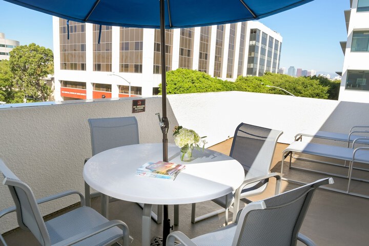 Sundeck 34 of 37
