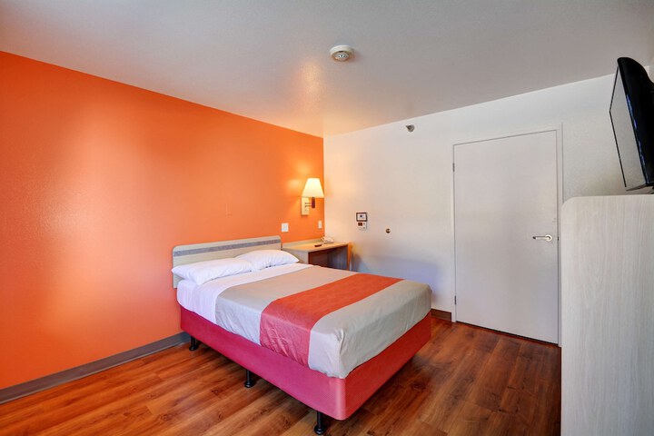 Room 17 of 27