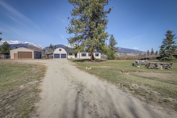 Pet-friendly Victor Home w / Fire Pit & Large Yard!