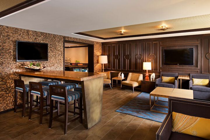 Lounge 67 of 70