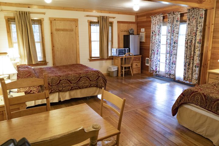 Whittakers Motel & Historic Bunkhouse
