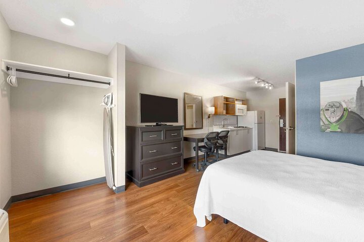 Room 10 of 32