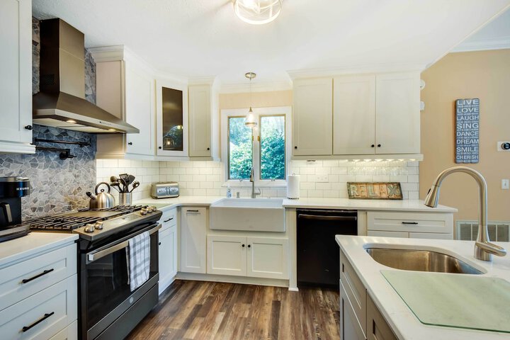 Lake Hartwell Home w / Private Dock & Hot Tub!