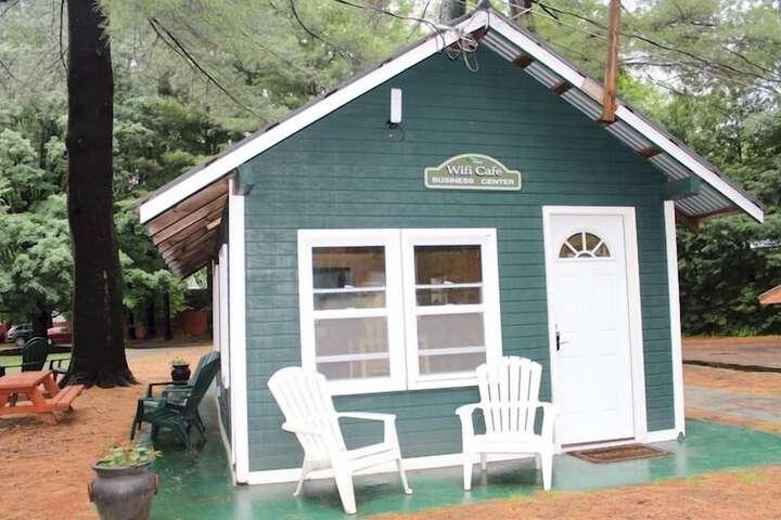 The Elms Waterfront Cottages