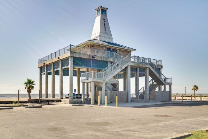 Waveland Vacation Rental - Walk to the Beach!