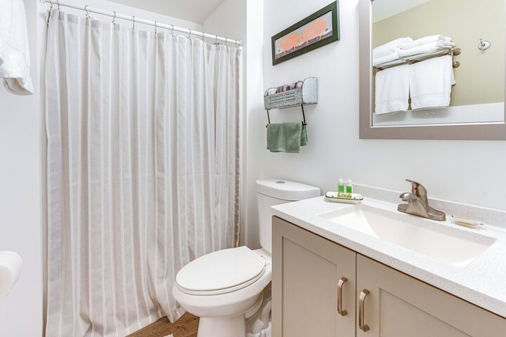 Charming Updated Retreat Walk to Lake Stevens!