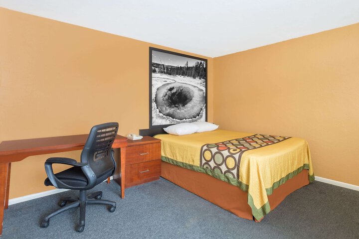 Room 8 of 15