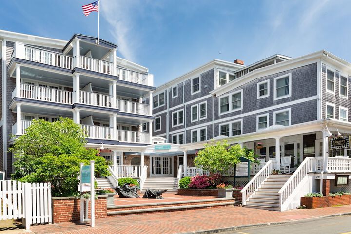 Vineyard Square Hotel & Suites