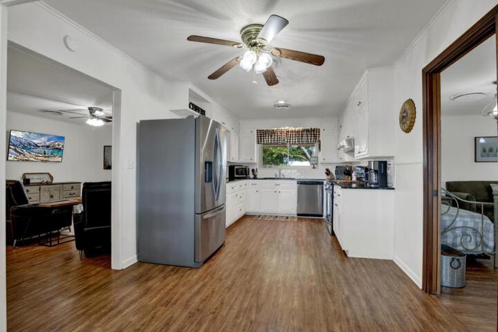 Spacious Home - Fire Pit BBQ and Outdoor Seating!