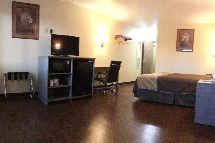 Room 10 of 16
