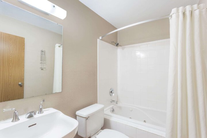 Super 8 by Wyndham Kenosha / Pleasant Prairie