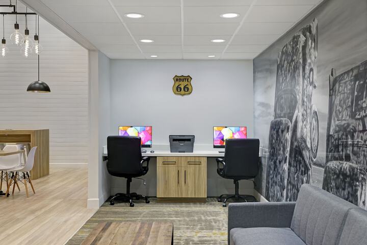 Business Center 31 of 33