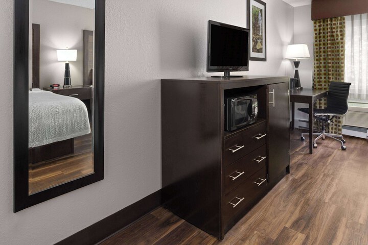 La Quinta Inn by Wyndham Buffalo Airport