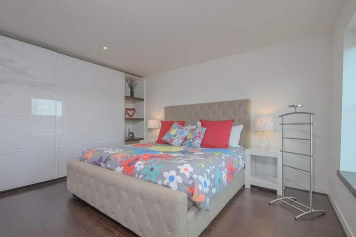 Large eclectic 1 BR above restaurant 15min to PDX