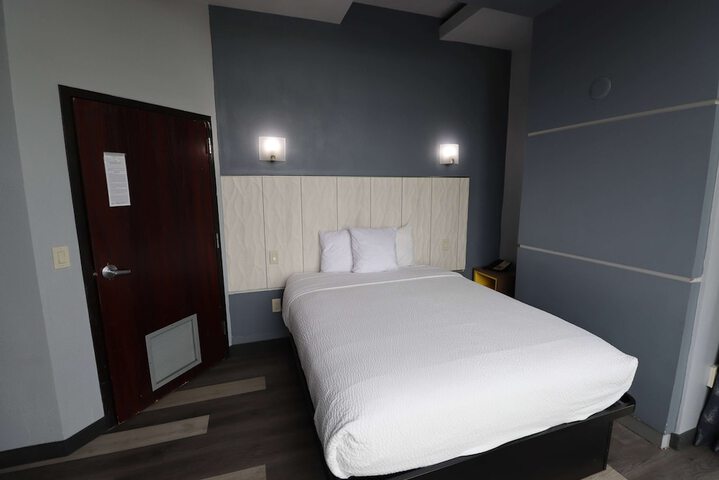 Days Inn & Suites by Wyndham Milwaukee