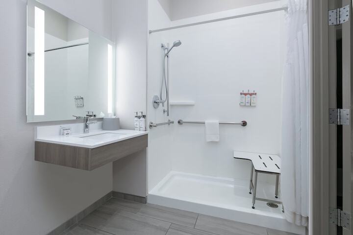 Holiday Inn Express & Suites Marshall by IHG