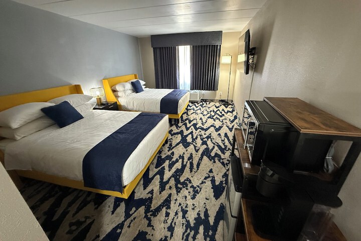 Lighthouse Inn & Suites