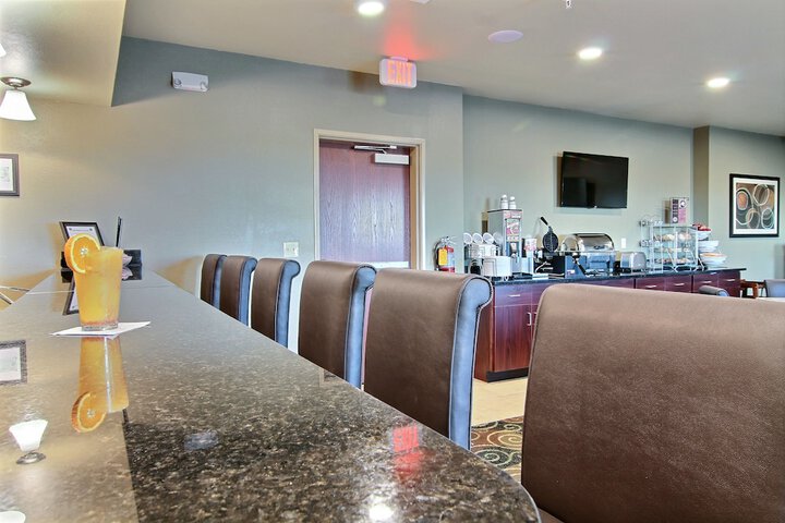 Lounge 28 of 33