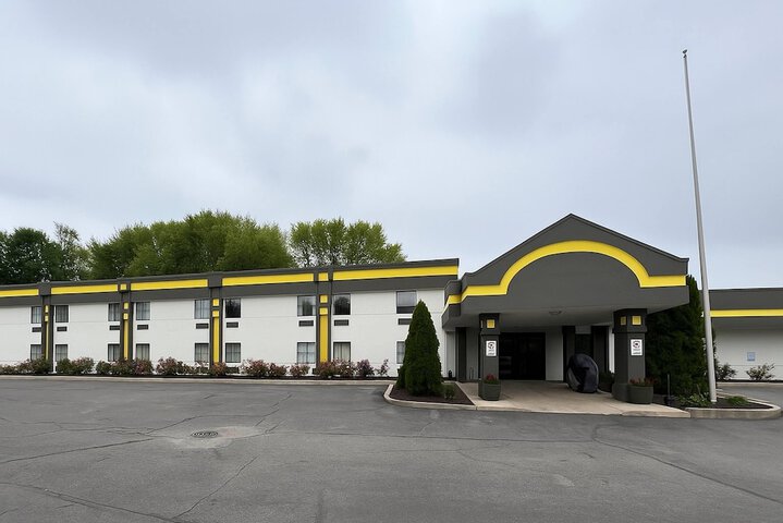 Super 8 by Wyndham Logansport