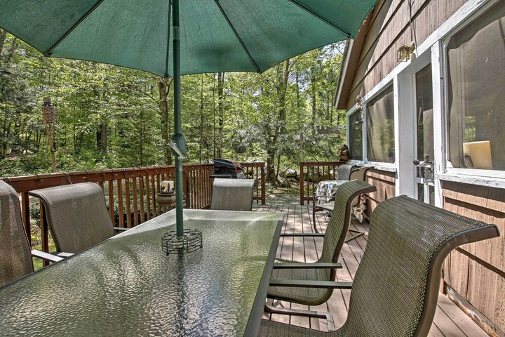 Pet-friendly Cabin w / Fire Pit BBQ & Great Deck!