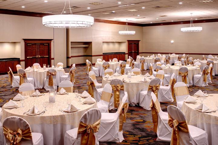 DoubleTree by Hilton Detroit - Dearborn