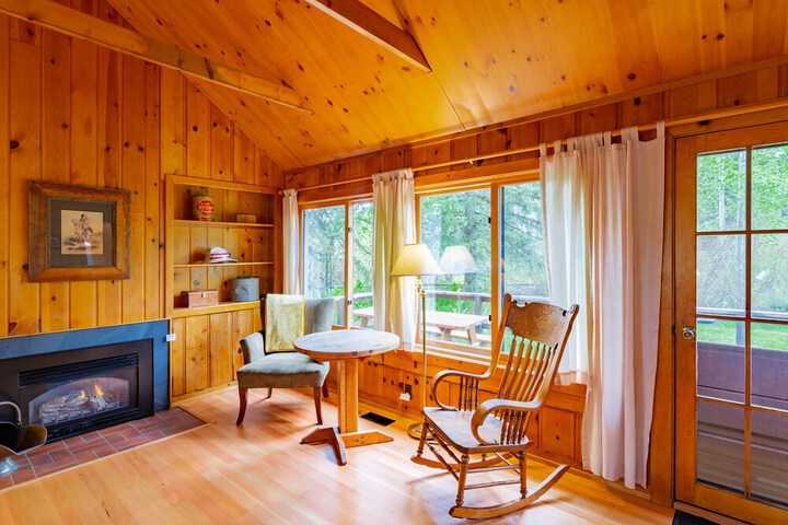 Lake Creek Lodge