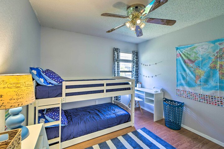 Family-friendly Broken Arrow Retreat w / Yard!