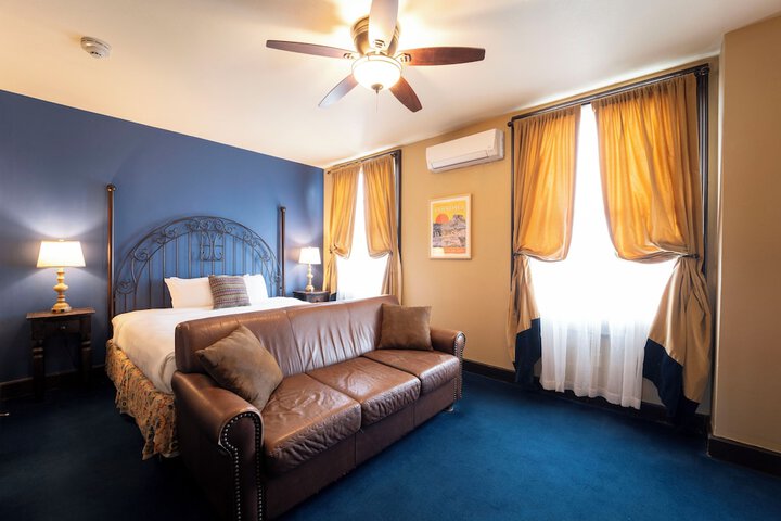 The Holland Hotel