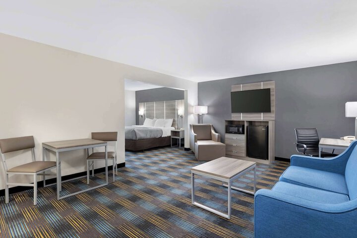 Quality Inn & Suites Fort Madison near Hwy 61