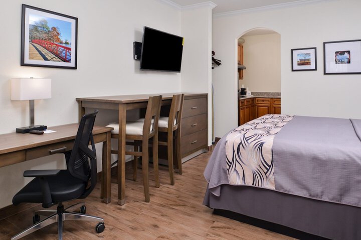 Room 11 of 28