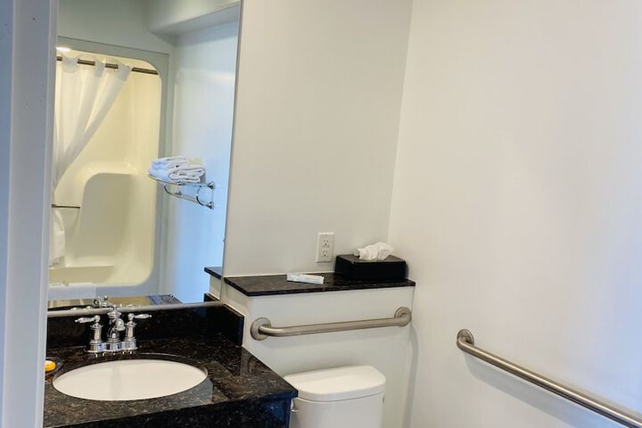 Room 6 of 16