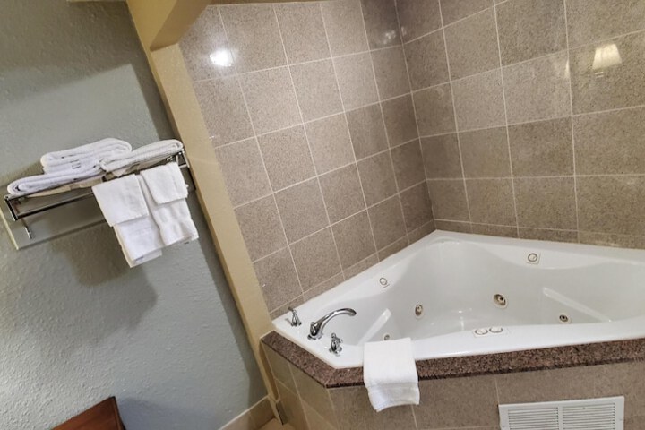 Hot Tub 25 of 25
