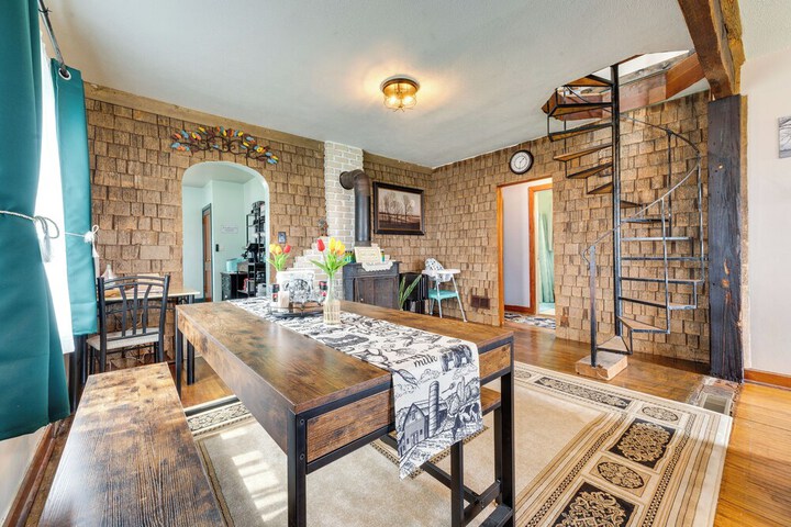 Charming Eagle Grove Farmhouse w / Patio!