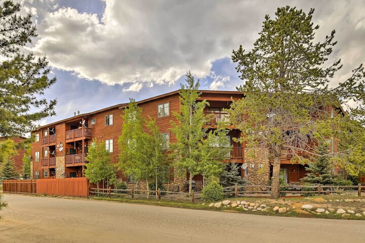 Steps to Grand Lake: Condo w / Deck & Mtn Views