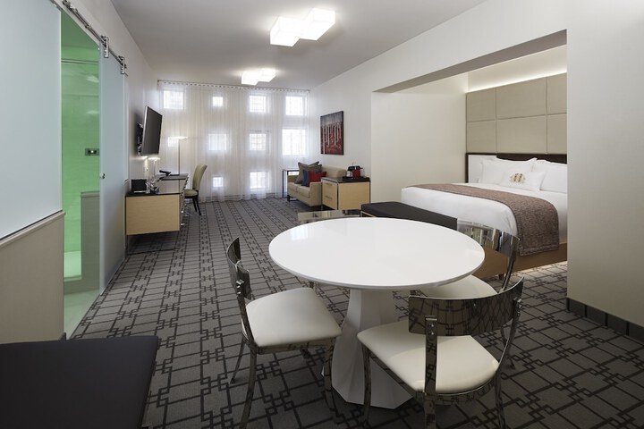 Room 32 of 48