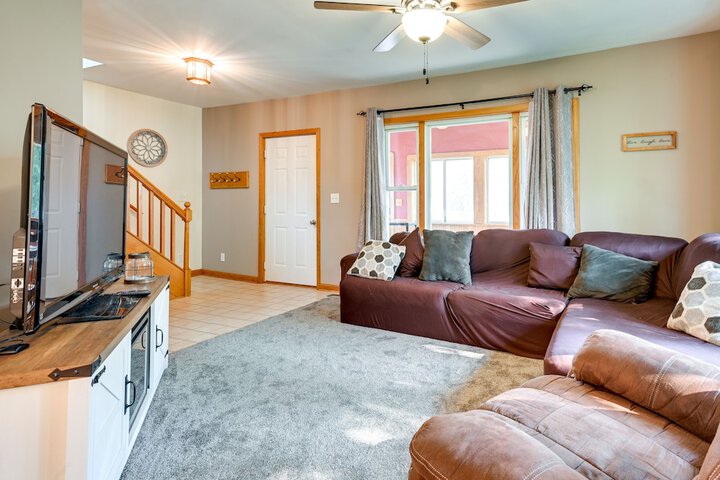 Grand Blanc Rental w / Gas Grill & Private Yard