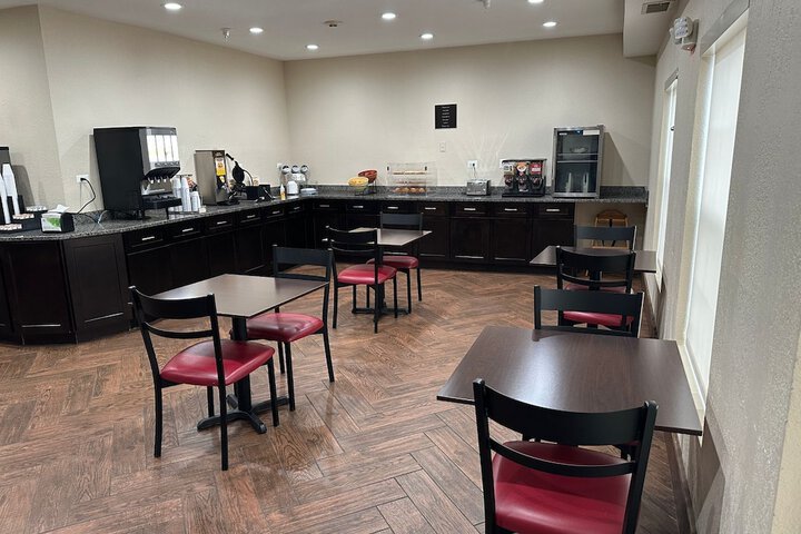 Econo Lodge Inn & Suites