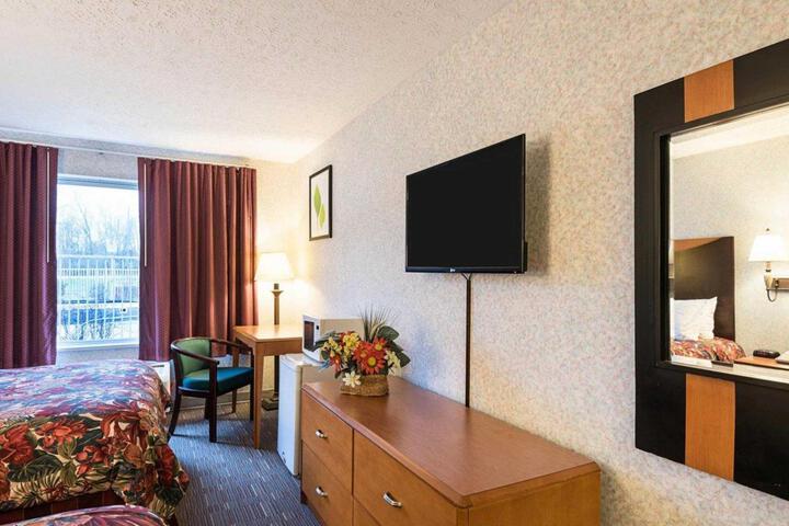 Econo Lodge Inn and Suites