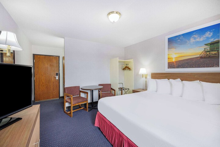 Room 9 of 16